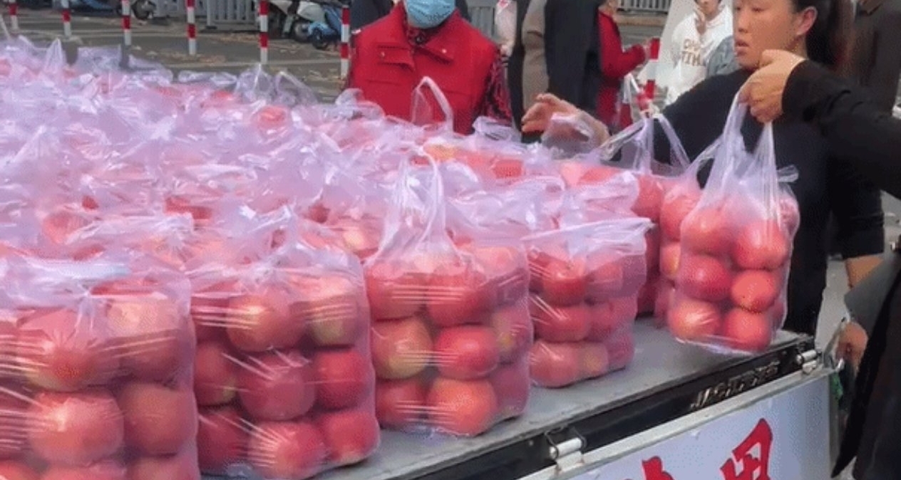 淄博“蘋果哥”走紅網絡，各地商販爭相模仿整齊擺攤
