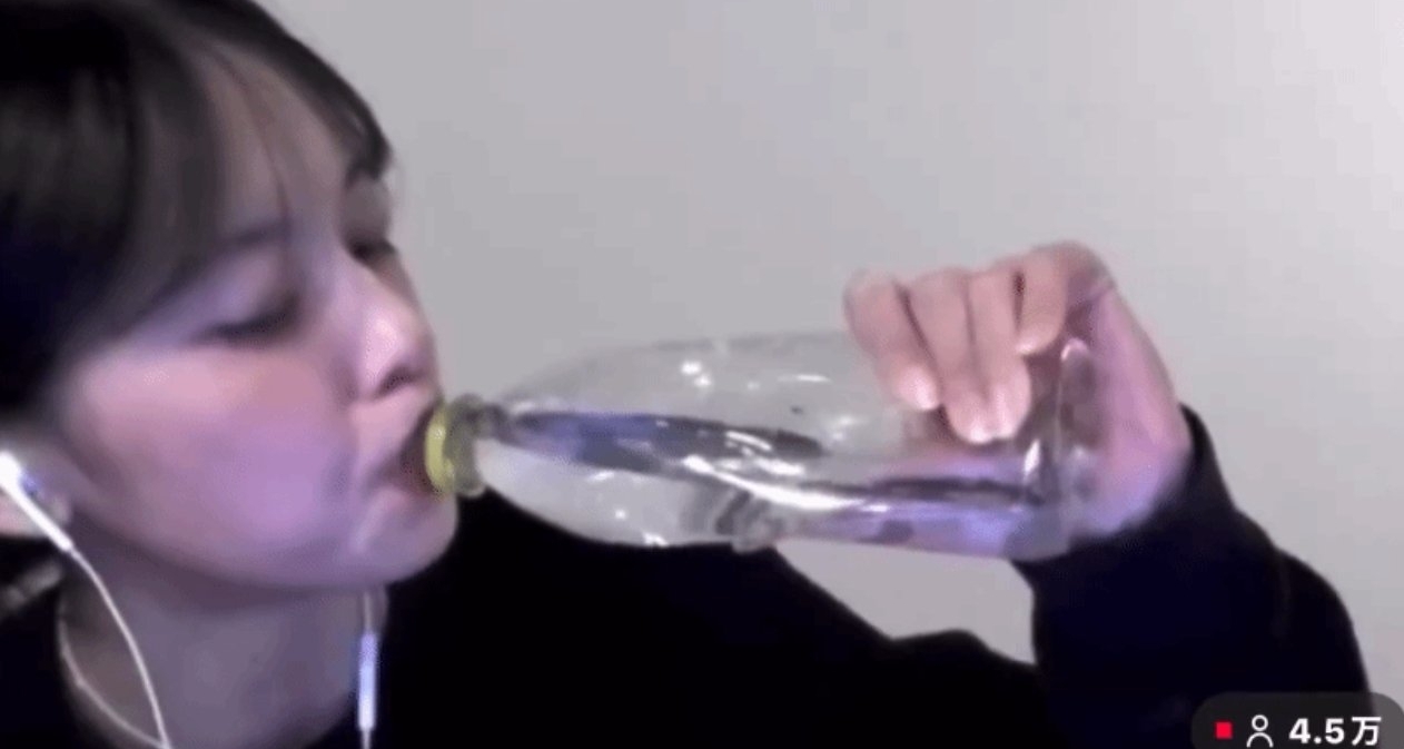 《寂靜嶺f》女主直播飲酒壯膽，豪爽場面反差極大！