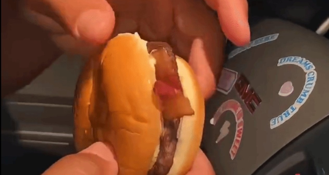 美国网民抱怨温蒂汉堡缩水，国内网友直呼绷不住！