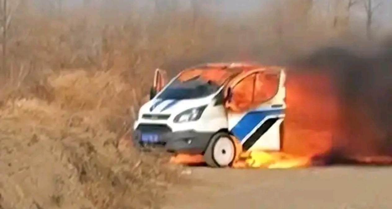 男子上墳燒紙引燃自家15萬露營車，與殘骸淡定合影