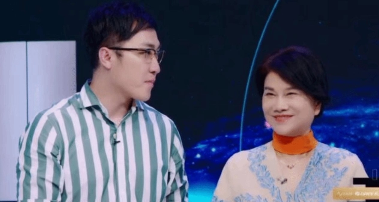 71岁董明珠直播卖大衣，1.5万高价引发网友热议