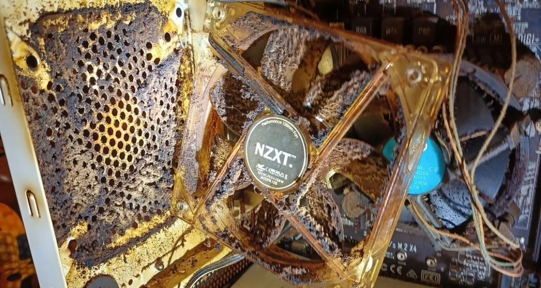 老外分享自己抽烟同事的电脑机箱:电脑比机主先得癌症了