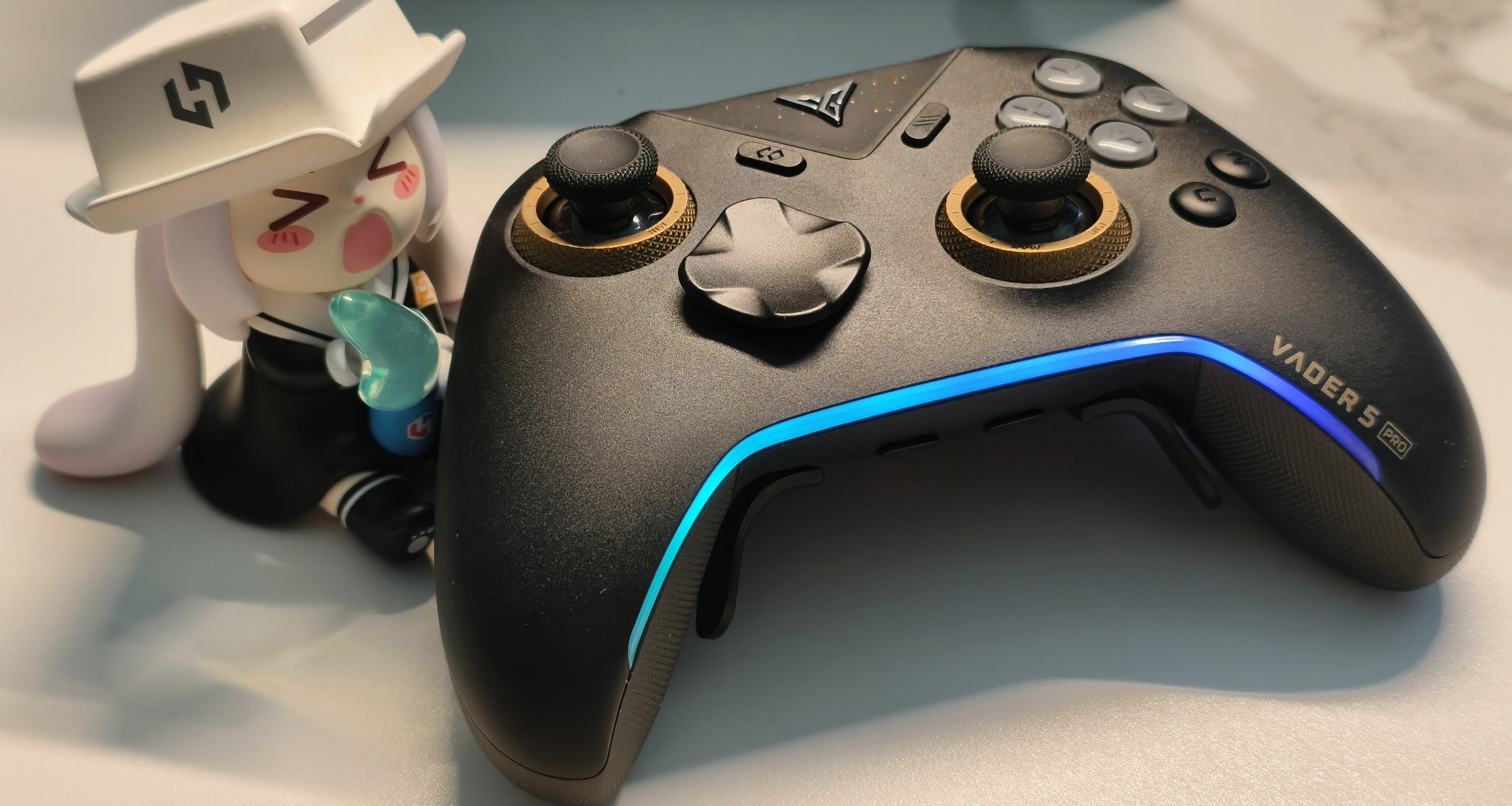 飛智黑武士5 Pro：這就是八爪魚5SE？全力以赴的西裝暴徒登場