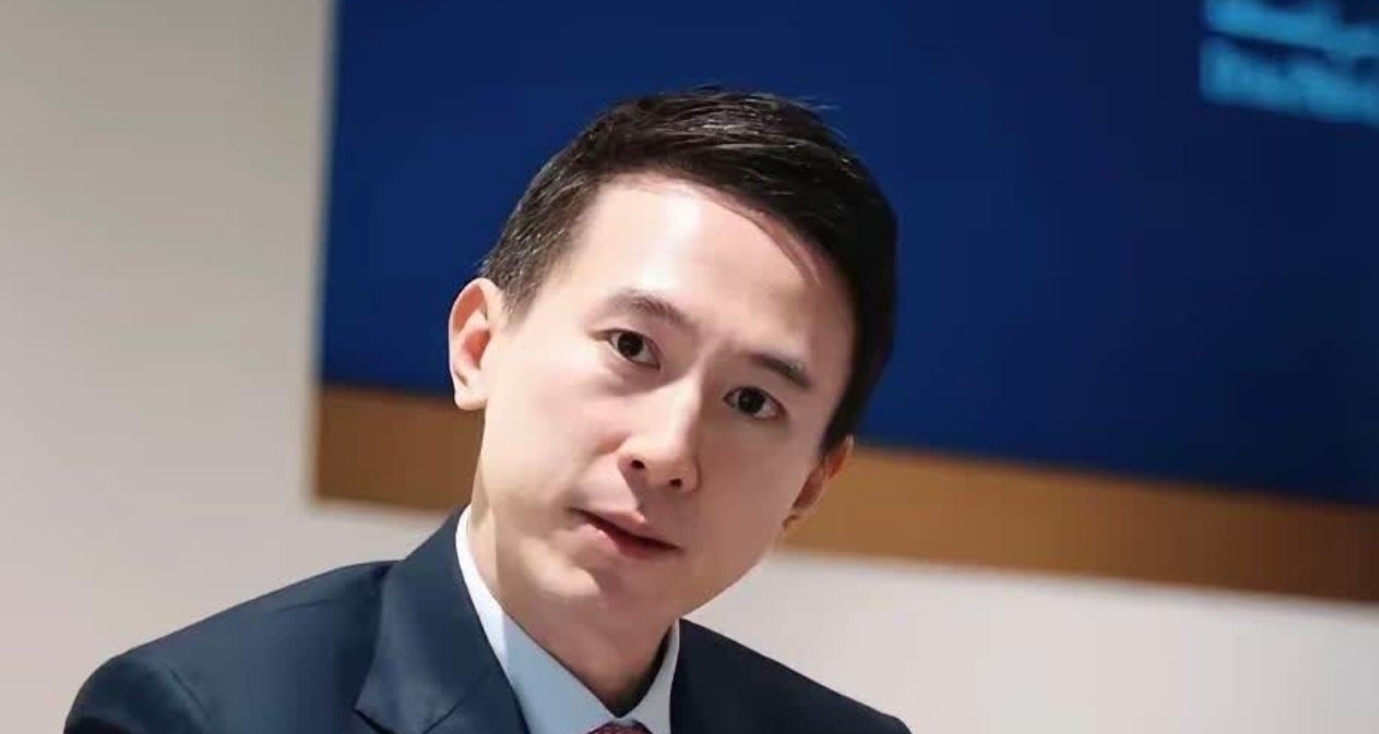 TikTok CEO周受資晨跑被偶遇，42歲白髮引關注！