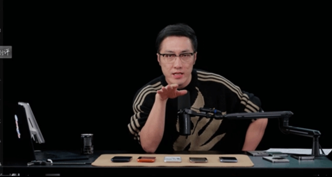 王自如完全脫稿直播評測iPhone 17，被網友盛讚“數碼第一人”