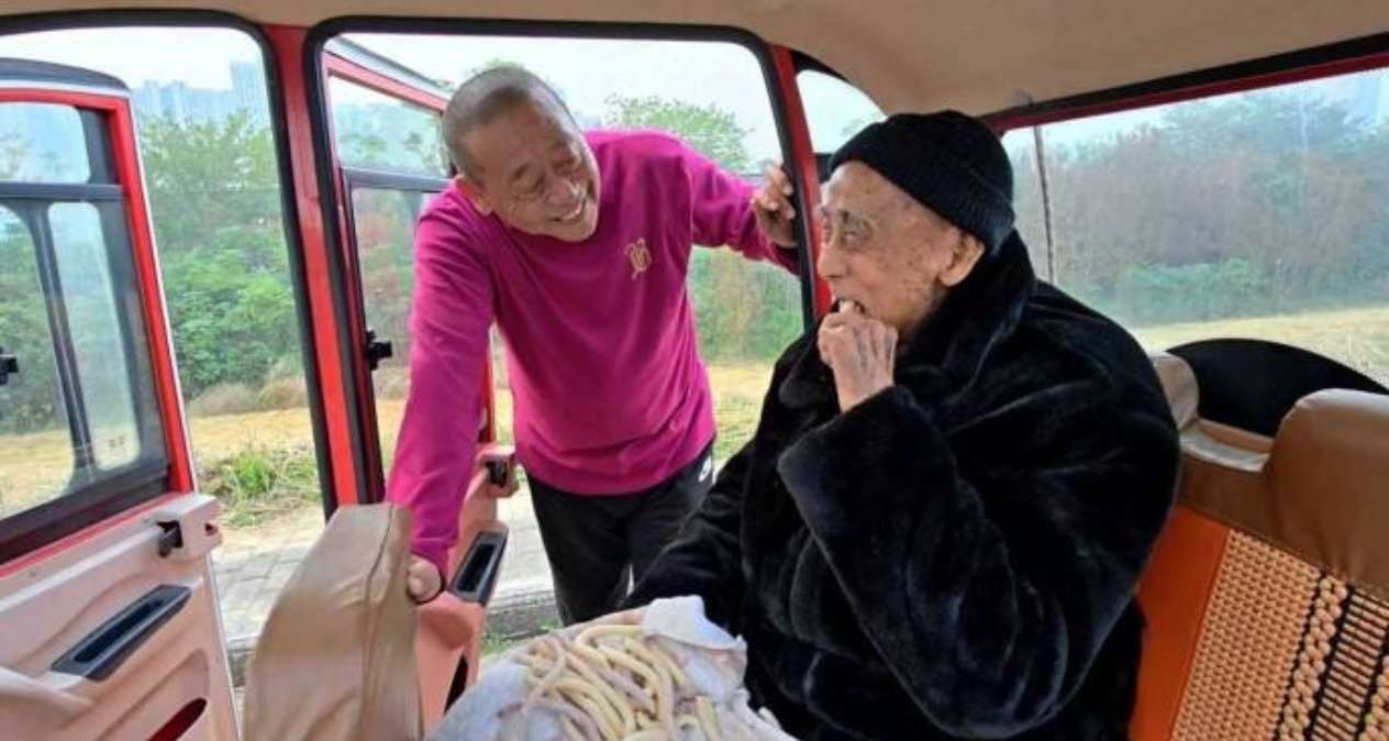 61岁儿子带100岁父亲一起晨练！不忍心父亲一人在家！