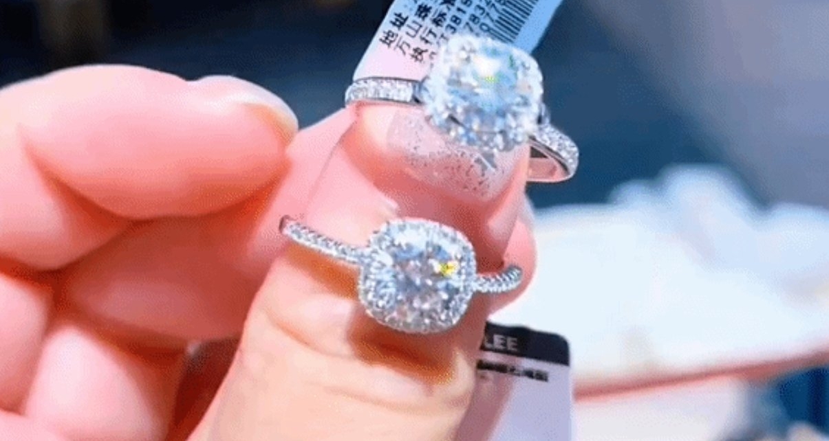 胖东来169元“小方糖戒指”爆火，顾客坦言：看不出和钻戒区别