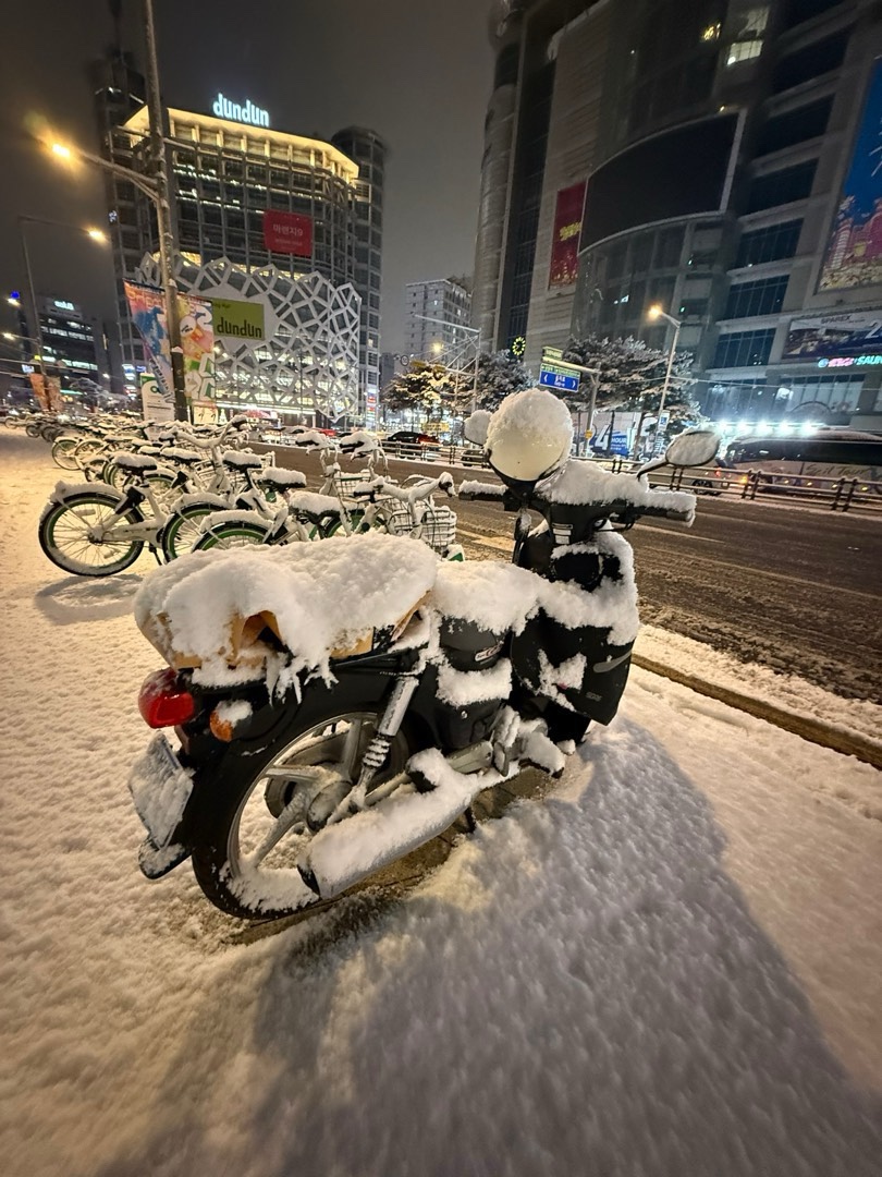 白天在室内搭建了一天展台 晚上了出来溜达被震惊了 怎么大雪了？