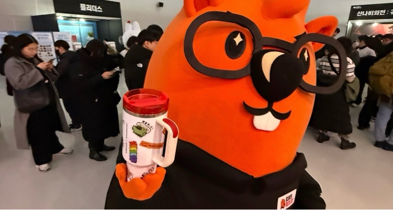 誰能想到 在一個遊戲展上最受歡迎的是我們的水杯（貼紙）