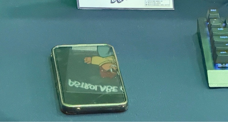 有個韓國玩家把手機落在我們展臺了 我們等着看他啥時回來找[cube_doge]