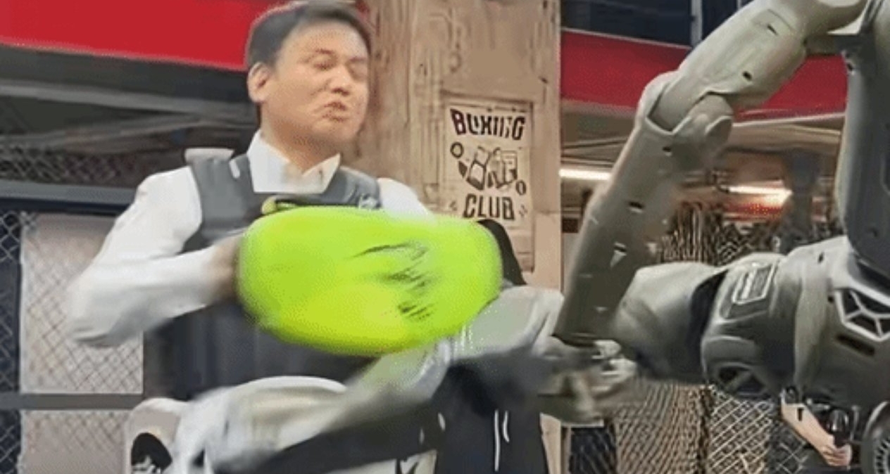 太残暴！众擎人形机器人T800一脚踹翻自家CEO