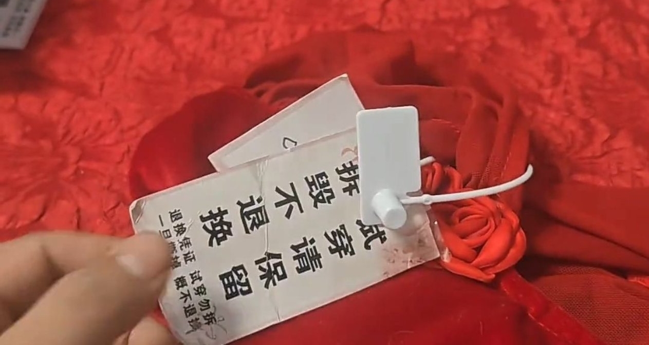 顾客穿脏表演服用胶带粘吊牌退货，商家直呼“侮辱智商”