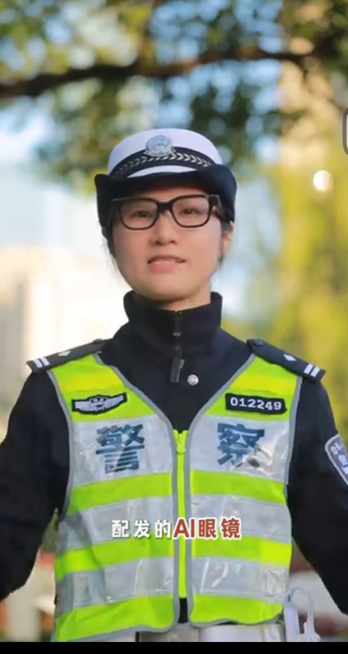 交警的“賽博眼鏡”來了：看一眼，車輛底細全知道