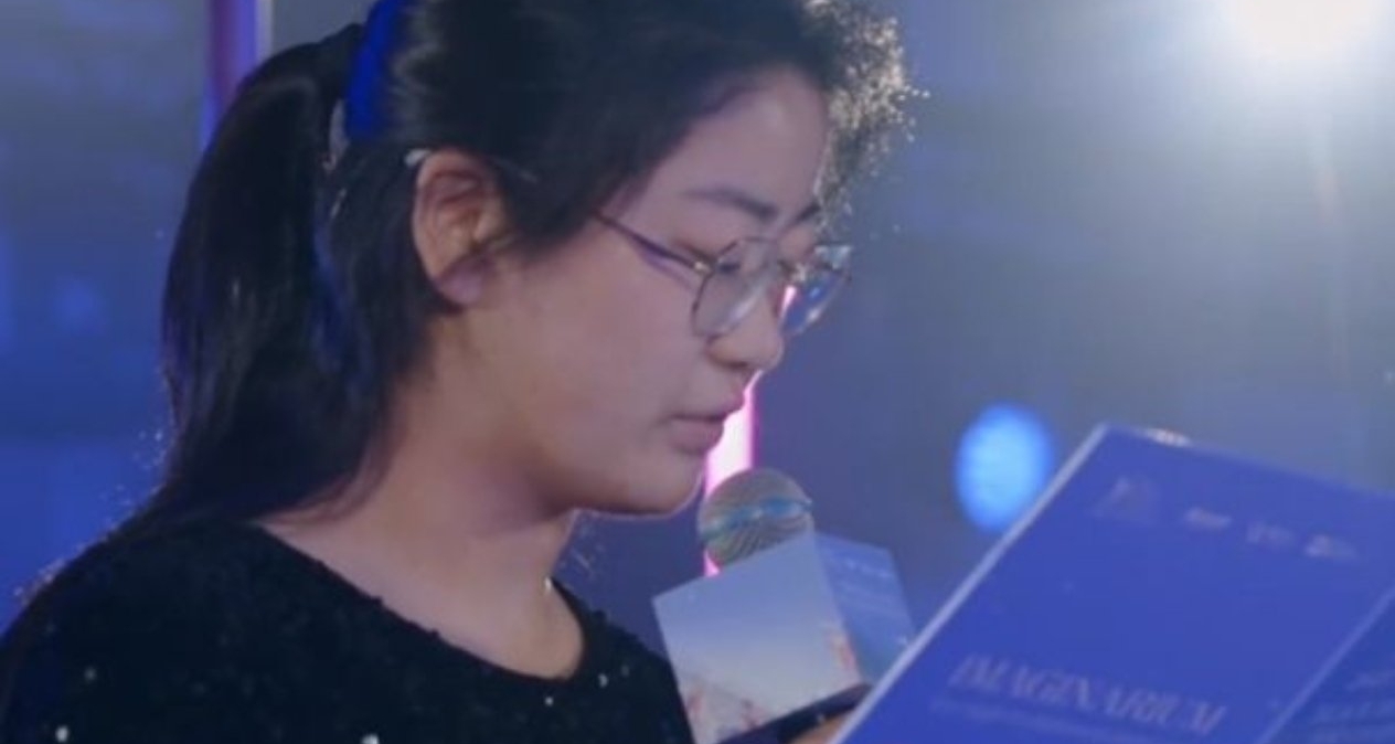 姚明15歲女兒慈善晚宴首秀！身高近2米沉穩爲父當翻譯