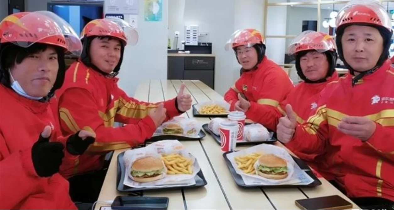 京東推出外賣小哥專屬福利：15.9元喫肯德基三件套