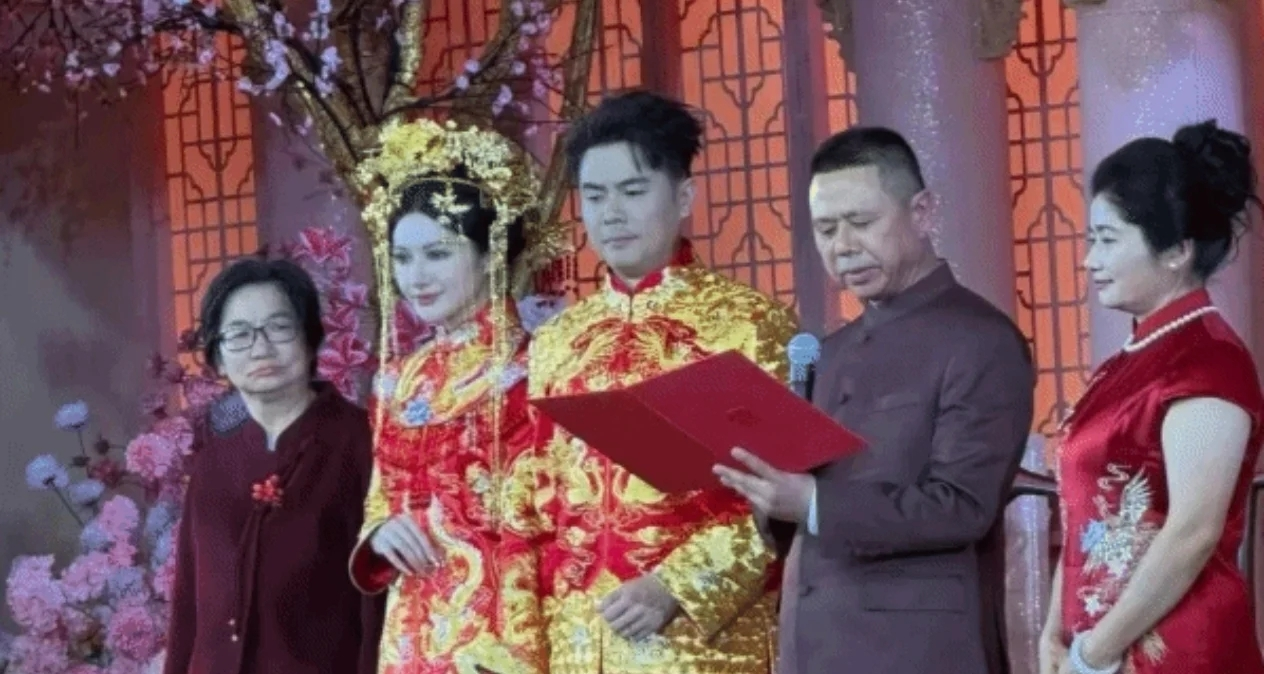 霸王茶姬創始人大婚現場曝光，新娘鳳冠霞帔金光閃耀