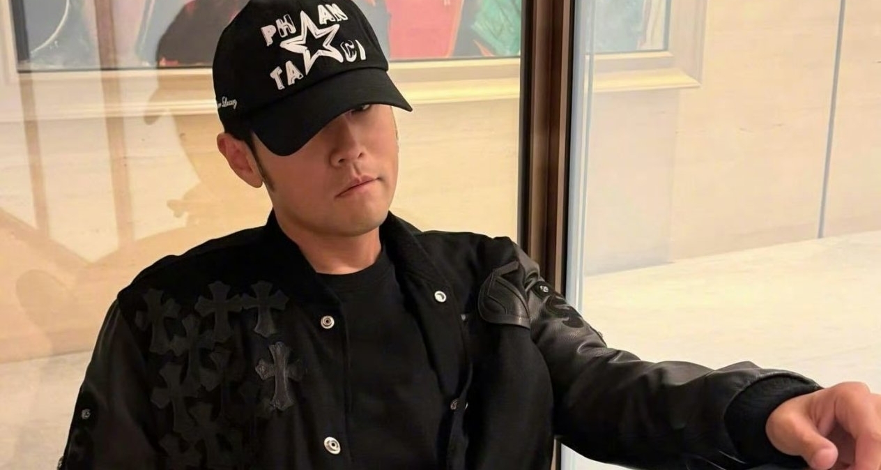 周杰倫曬聖誕帥照！身穿克羅心定製服裝