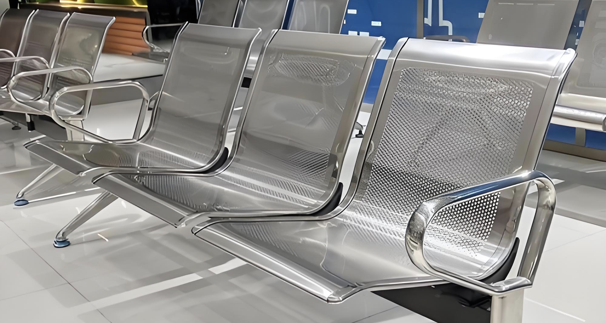 爲什麼車站的鐵椅子有那麼多的小孔？