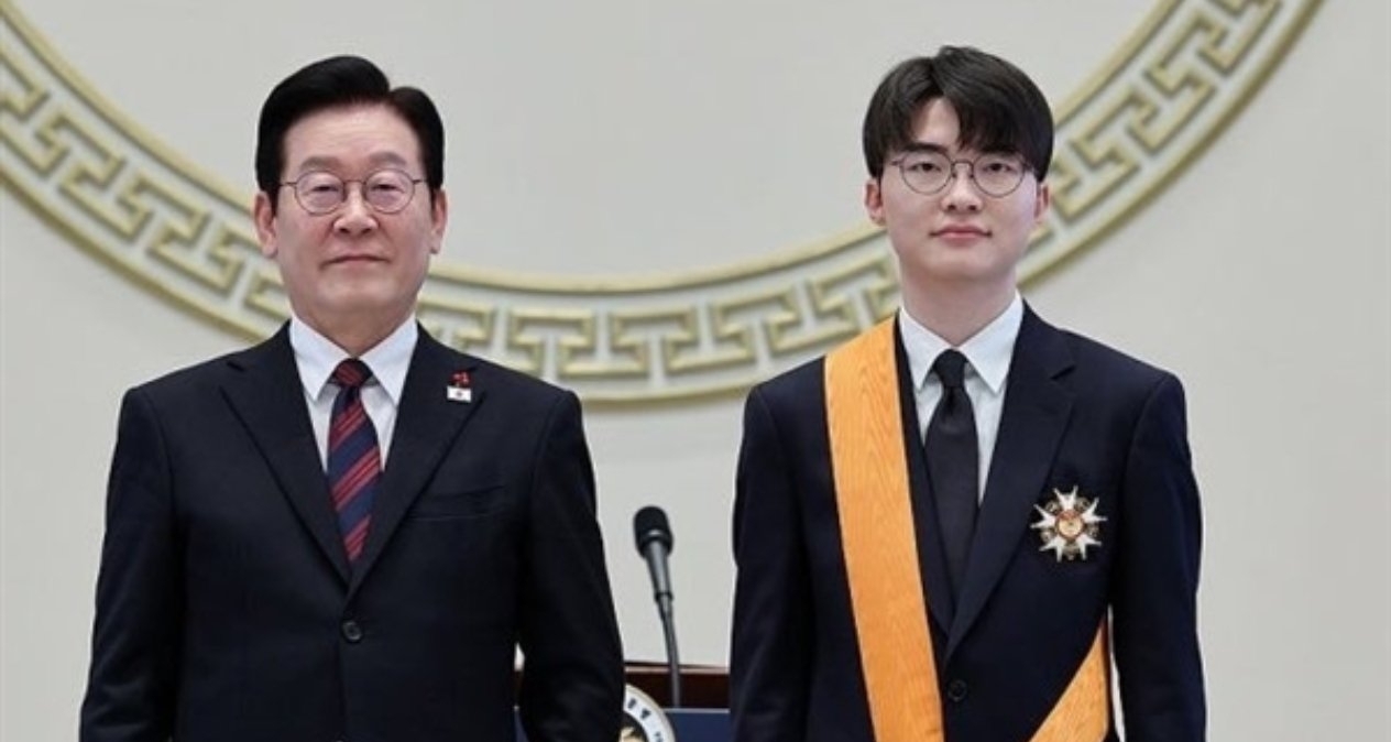 Faker获韩国最高体育荣誉青龙章，韩国总统亲自授勋