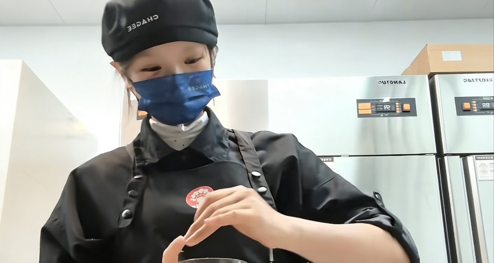 炸裂，精神小妹徒手制作霸王茶姬引发热议！