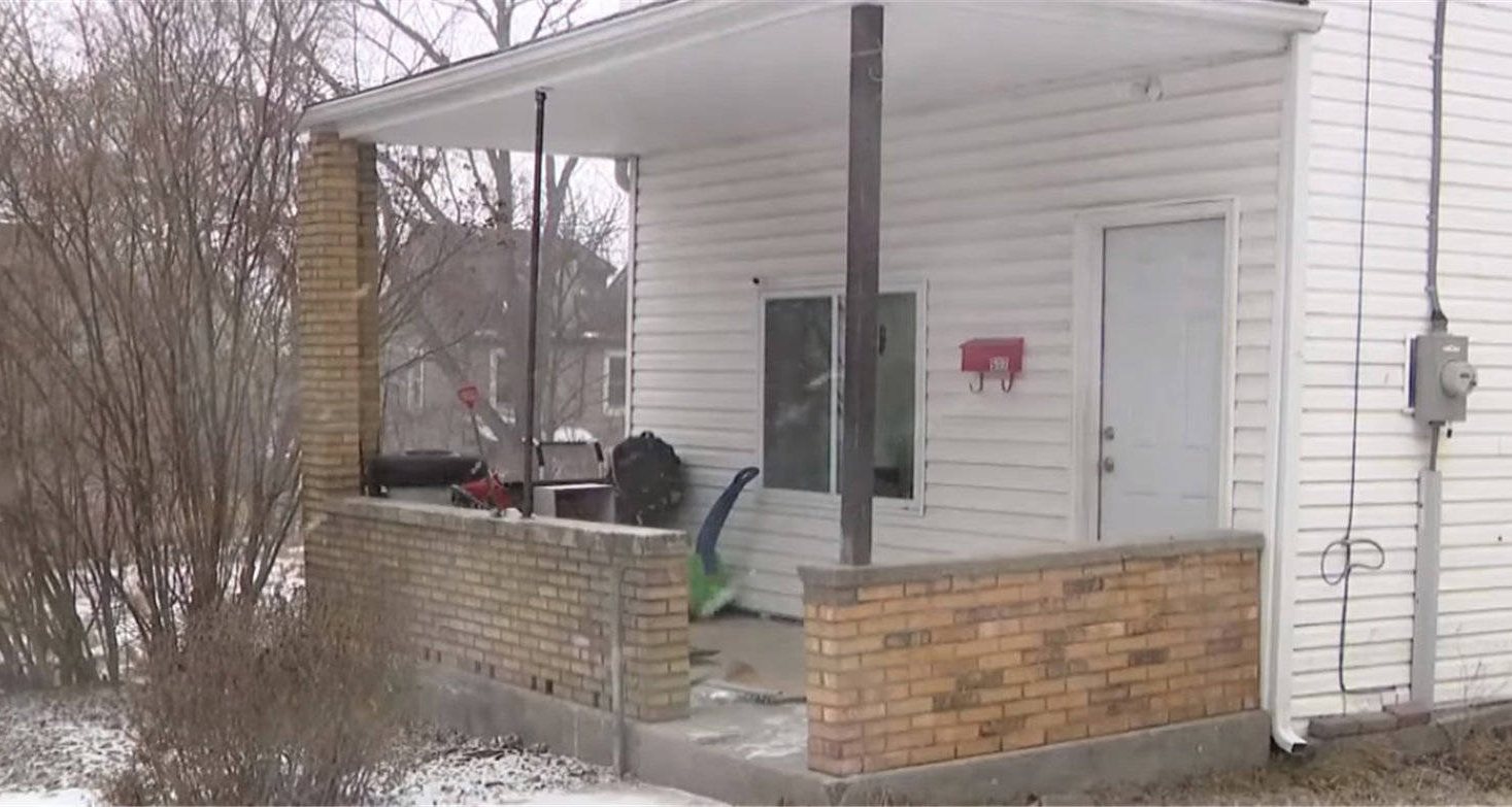 美35歲男子假扮ICE探員搶PS遊戲機，被17歲少年一拳打暈