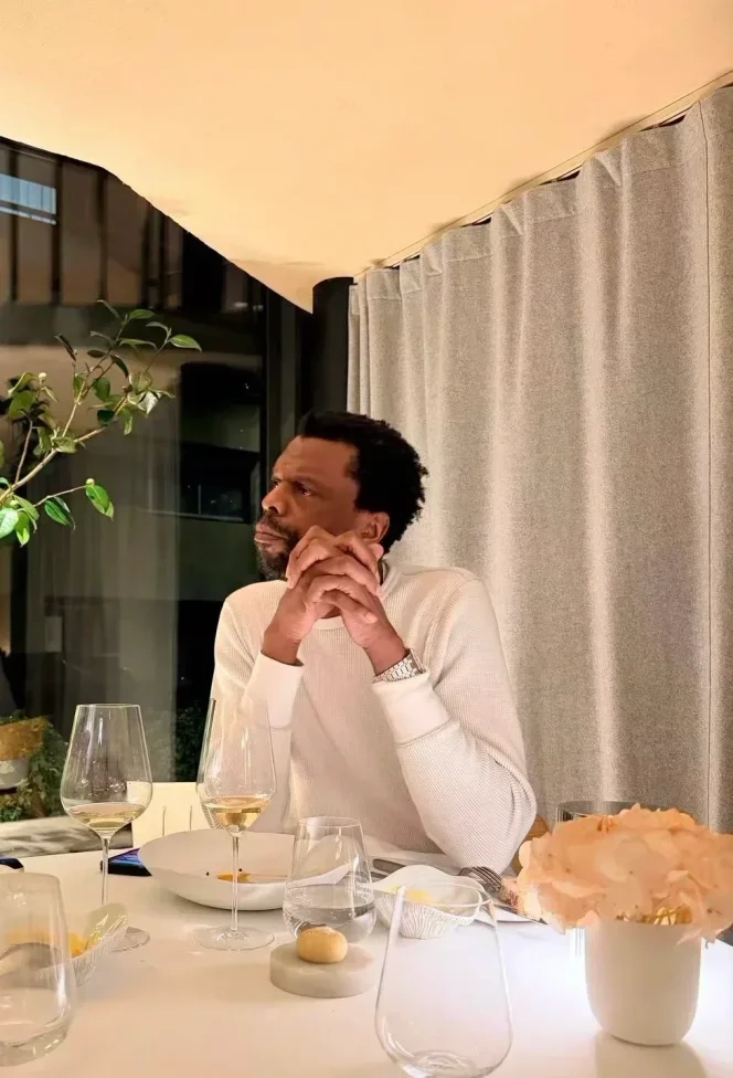 朋友在巴黎和文班亚马父亲吃饭