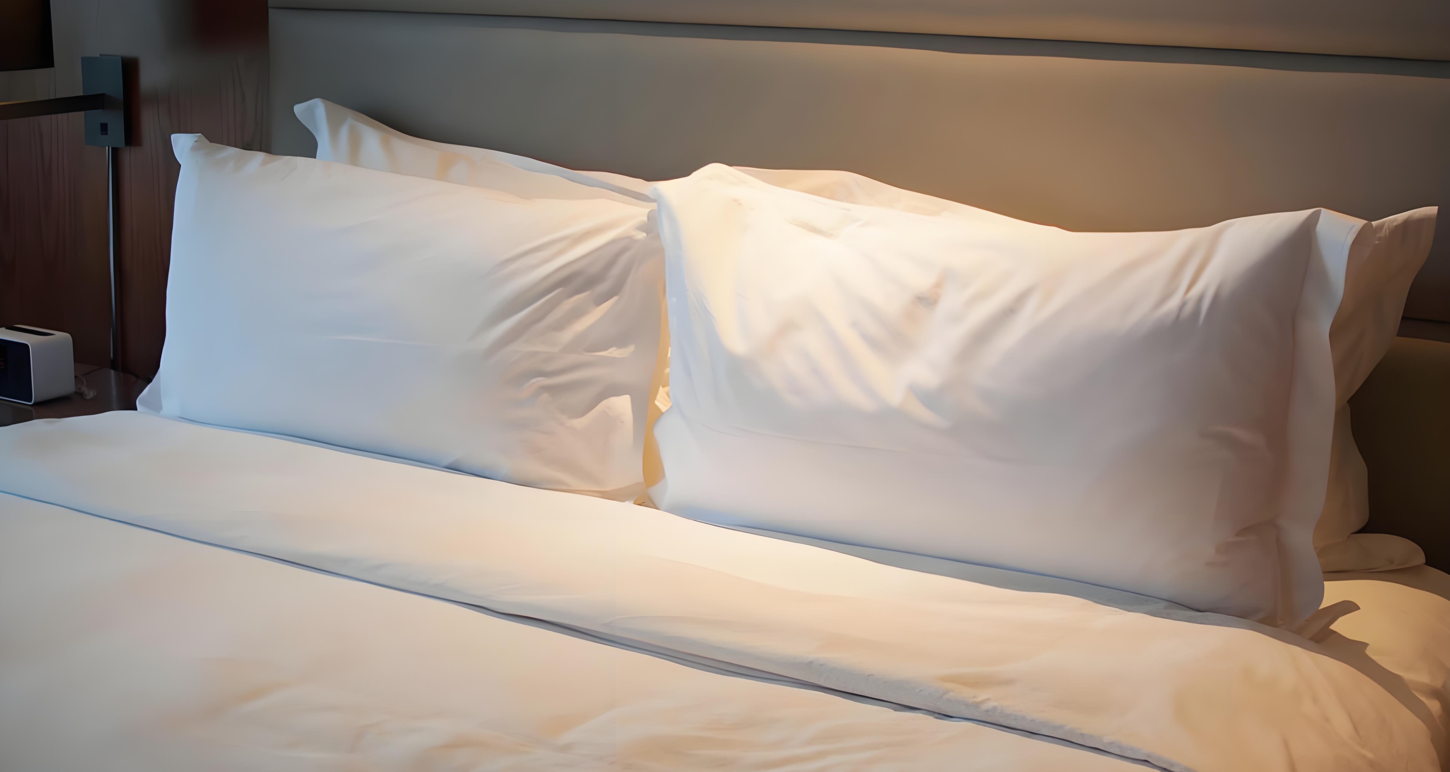 酒店床上为啥总是放四个枕头？