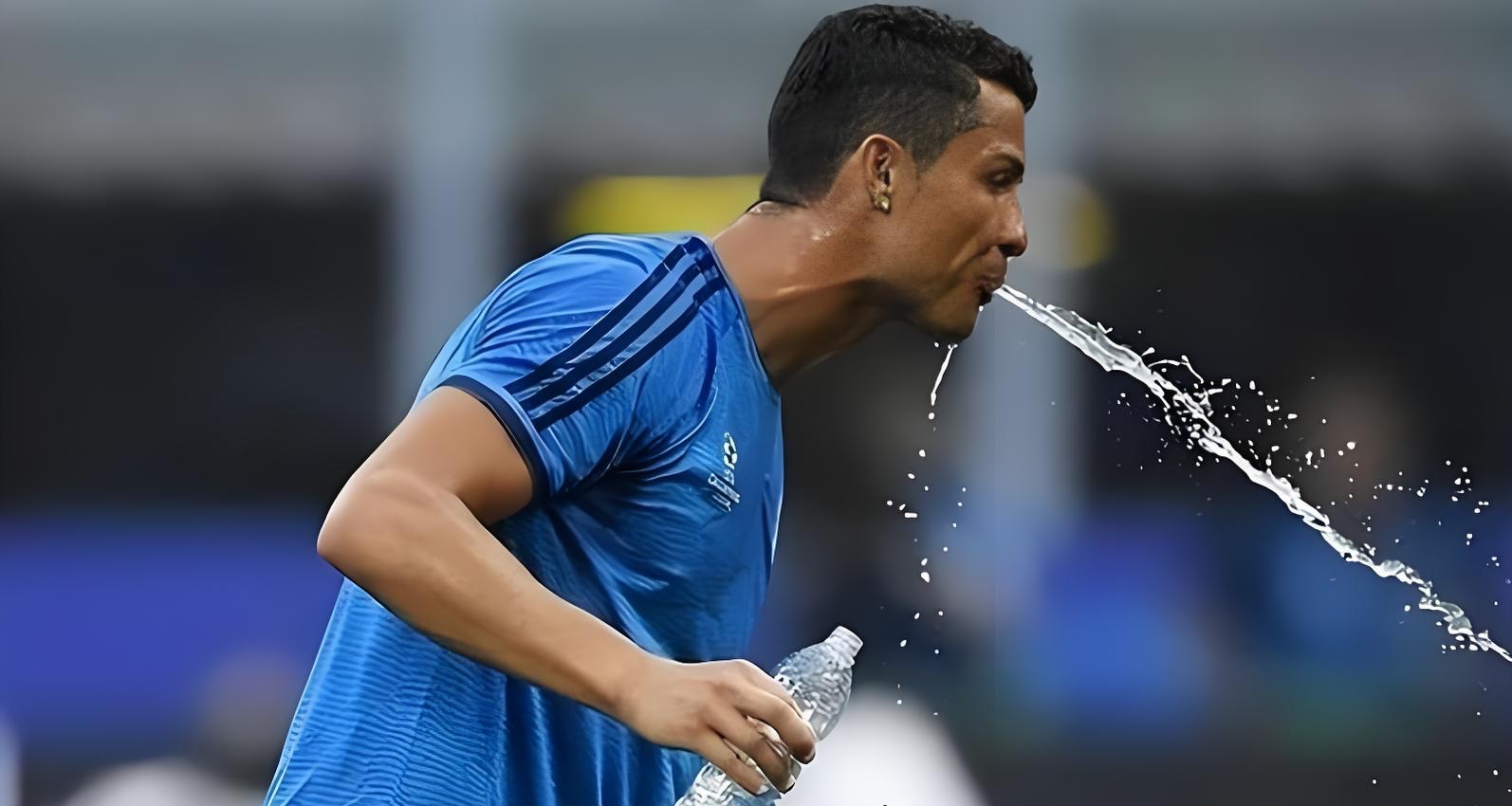 运动员比赛的时候，为什么喝水又马上吐出来？