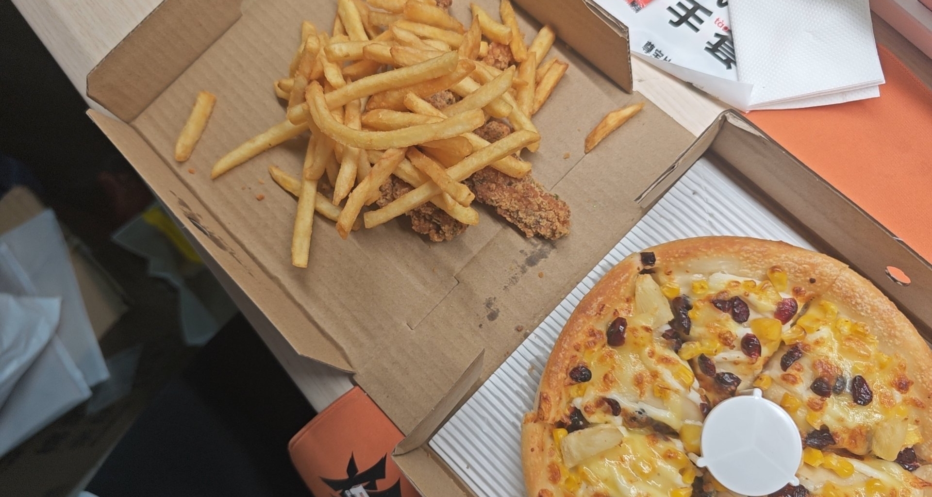 在肯德基等餐，一個肯德基的推銷員？說我學校送的會員是便宜貨