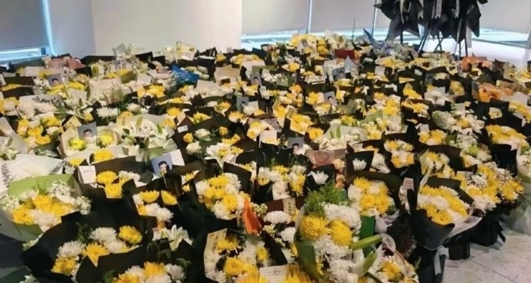 张雪峰离世引各界缅怀，公司楼下摆满鲜花