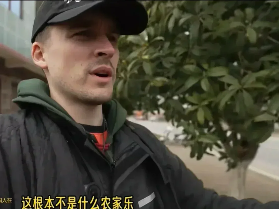 美国网红骑行时误闯邵阳白事酒席，竟误以为是网红餐厅