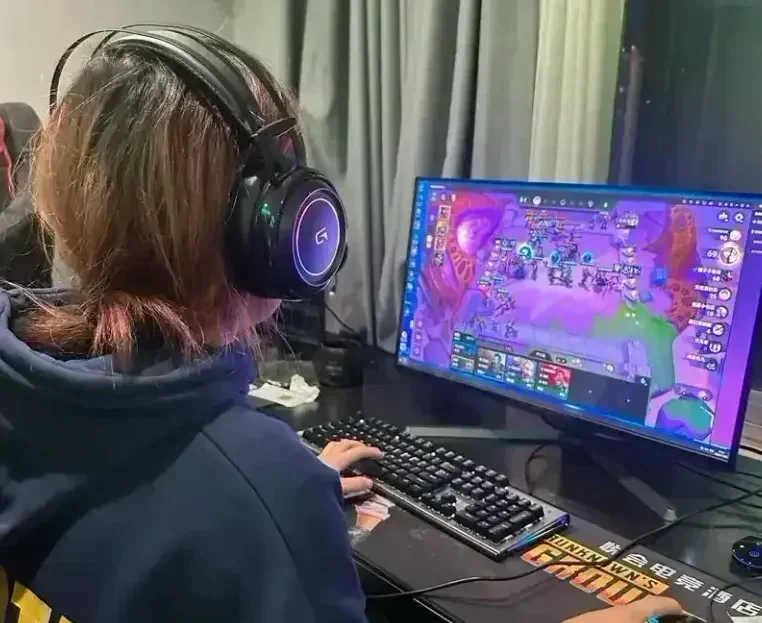 女主播直播用腳打遊戲長達五年，腳部嚴重變形，長出第二個腳踝