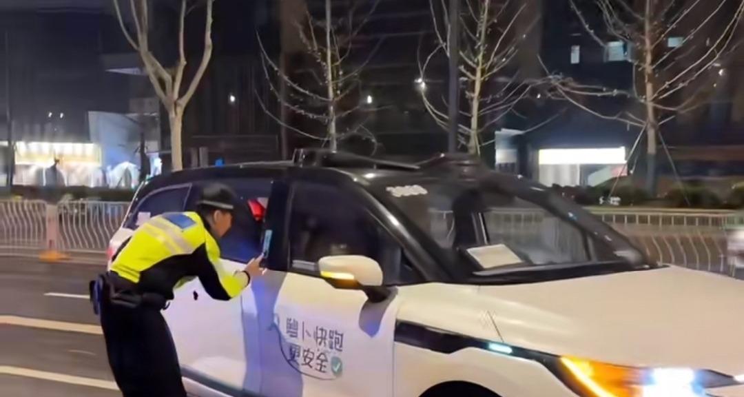 武汉多辆萝卜快跑集体停摆！初步判断为系统故障