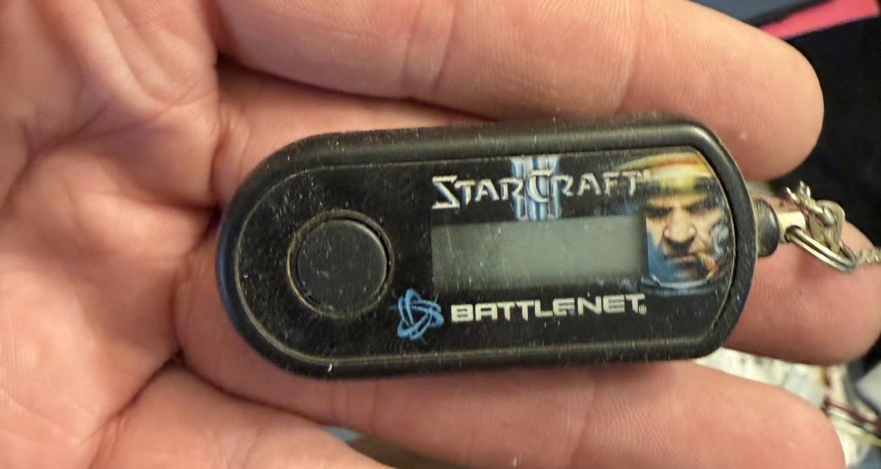 魔兽世界老玩家晒16年实体安全令，电池耗尽正式退役