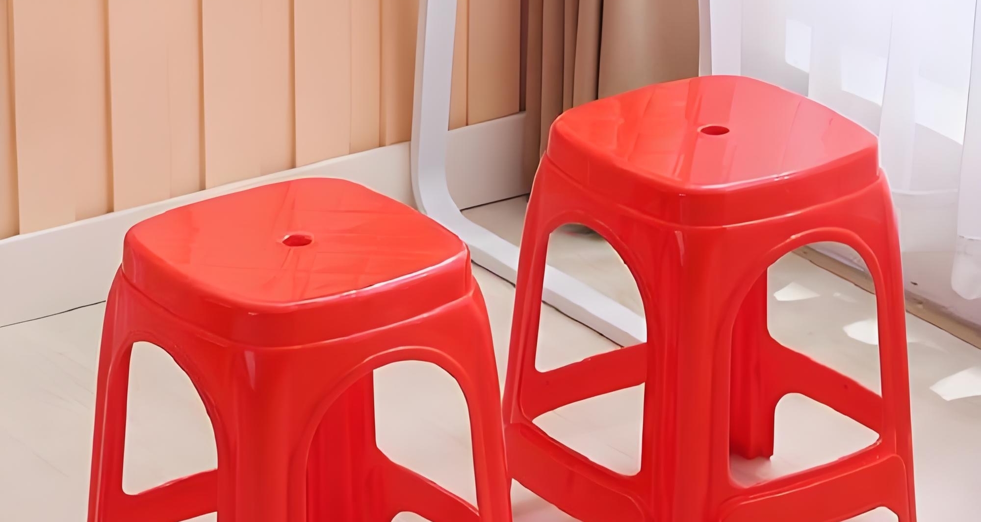 塑料凳子中间那个洞，到底是干嘛用的？