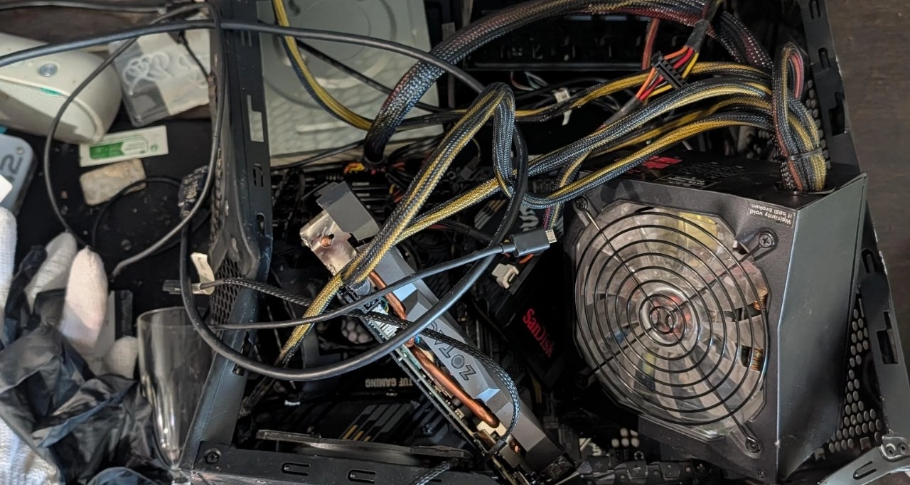 攢了幾年的PC被伴侶砸爛，只剩CPU和內存條：引發網友憤怒與心碎