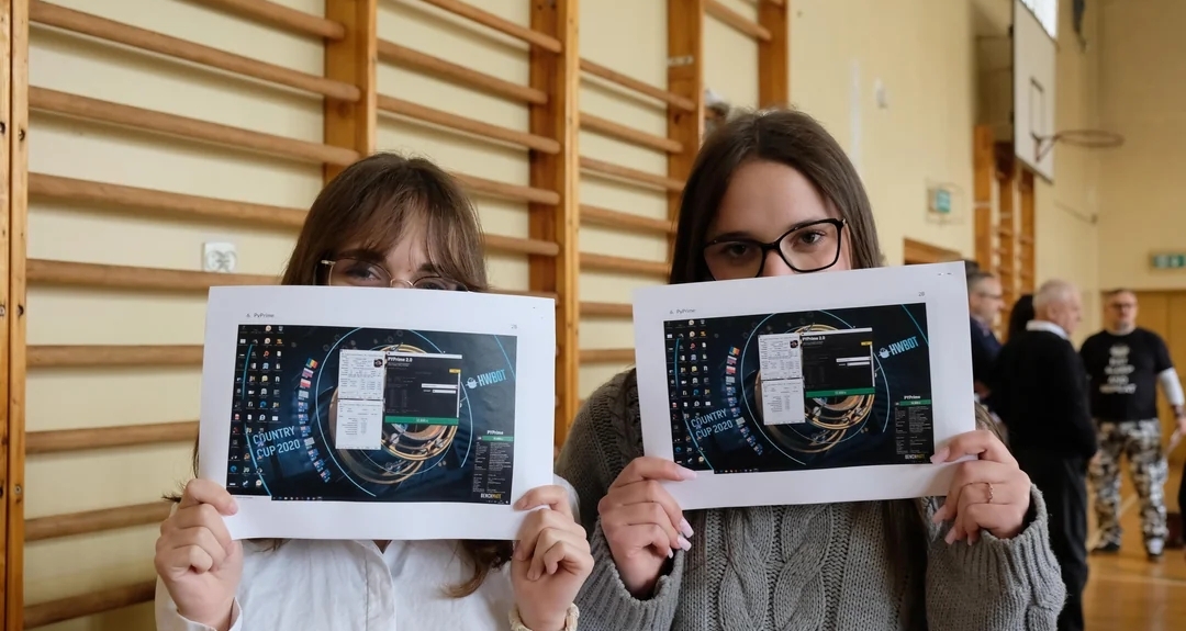 意林一则：国外高中生在老师指导下在体育馆举行电脑超频比赛