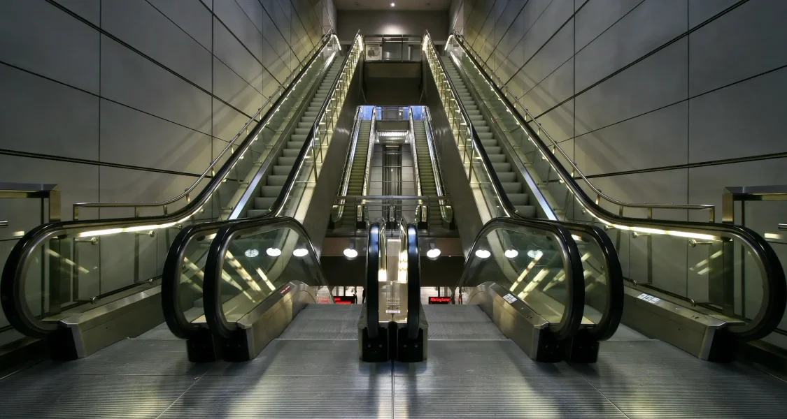 为什么自动扶梯两边总有一排黑毛刷？