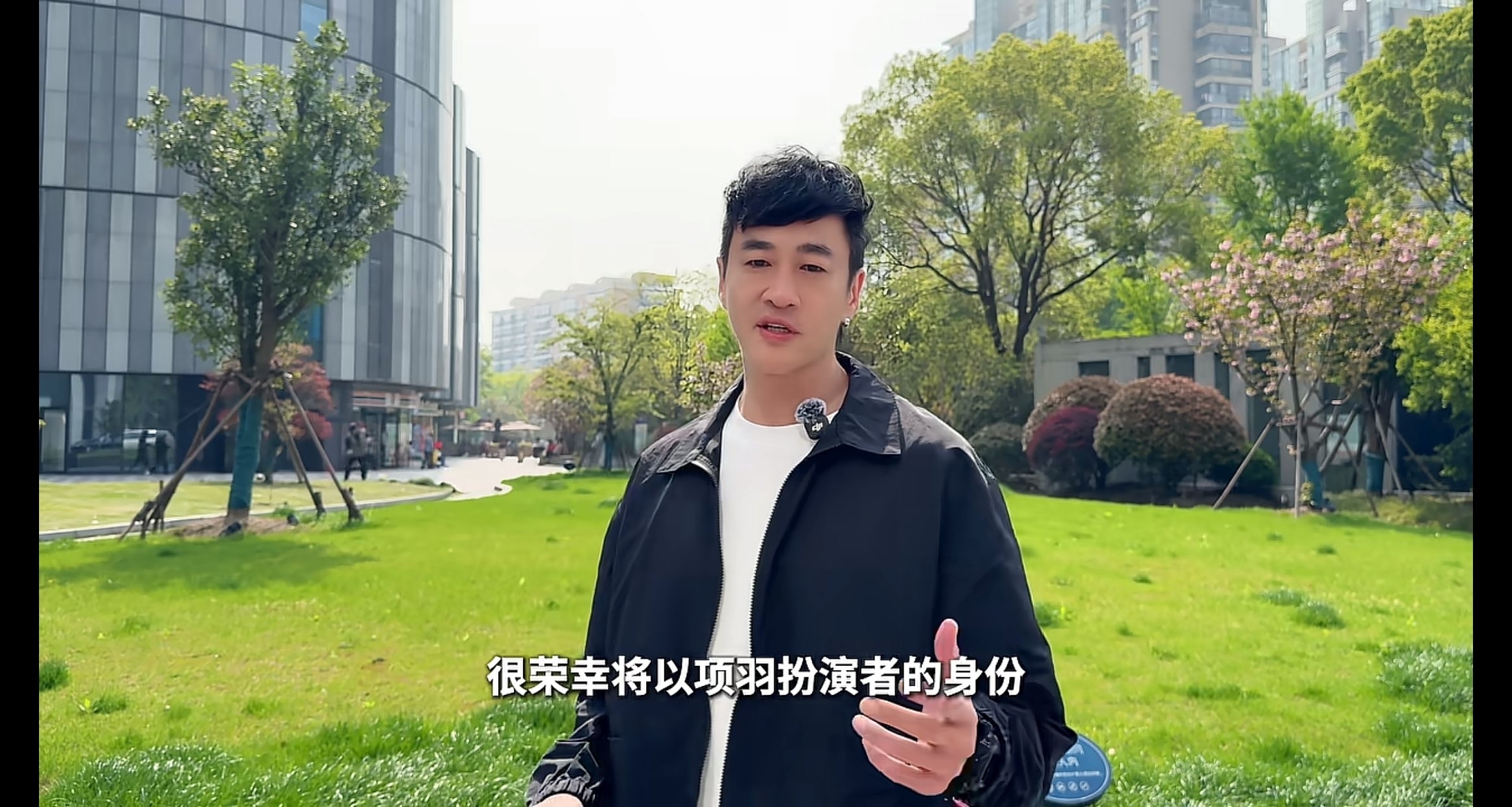 何润东以项羽扮演者身份助力苏超宿迁队，4月18日宿迁奥体见