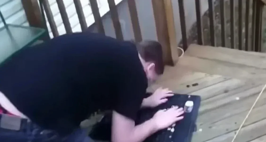 游戏设备被砸烂，玩家的童年与“毒亲”的控制之战