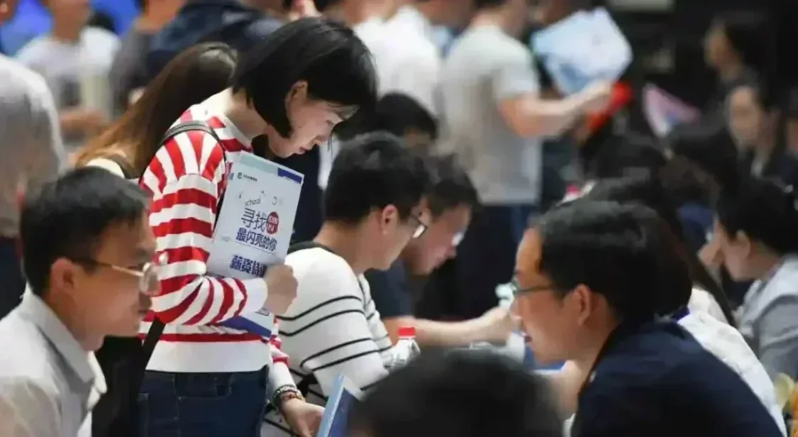 为什么越来越多年轻人不找工作，而选择了躺平？