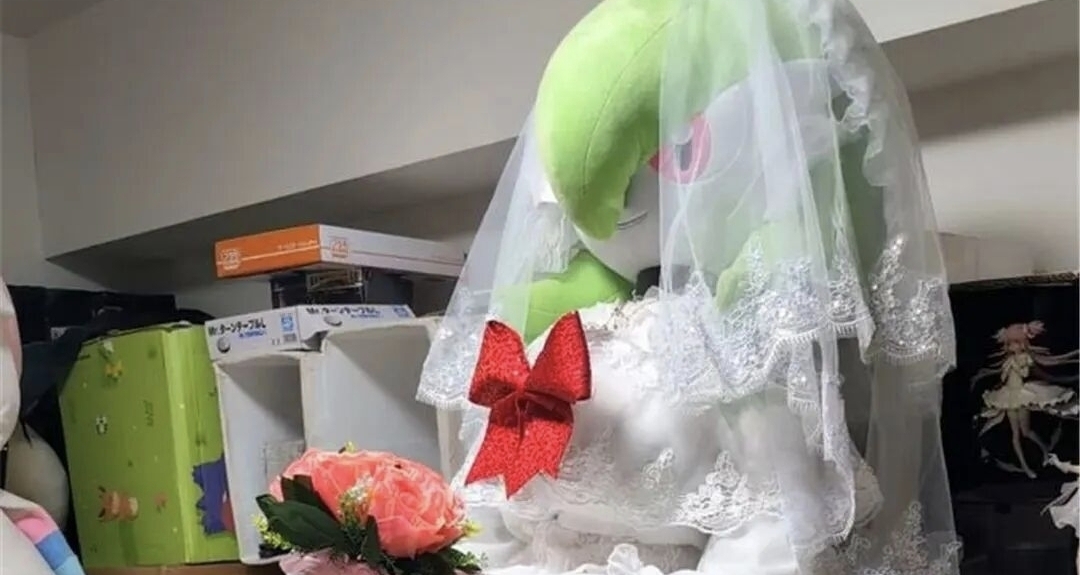 真人大小的《寶可夢》沙奈朵玩偶現身二手店，玩家：算再婚吧