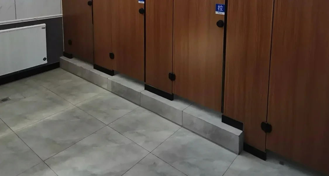爲什麼很多商場廁所門下面，總要空一截？