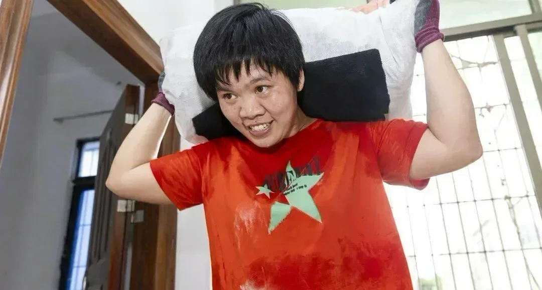 40岁单亲妈妈扛水泥年入十多万，能扛起150斤水泥