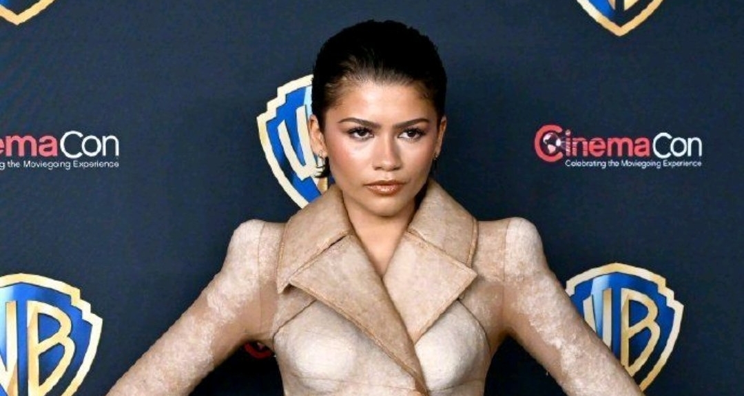 赞达亚身着斑驳沙丘装亮相CinemaCon，造型贴合《沙丘3》主题