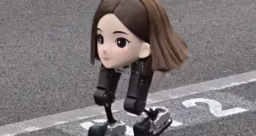 人形机器人半程马拉松开赛，“豆包”机器人亮相赛场