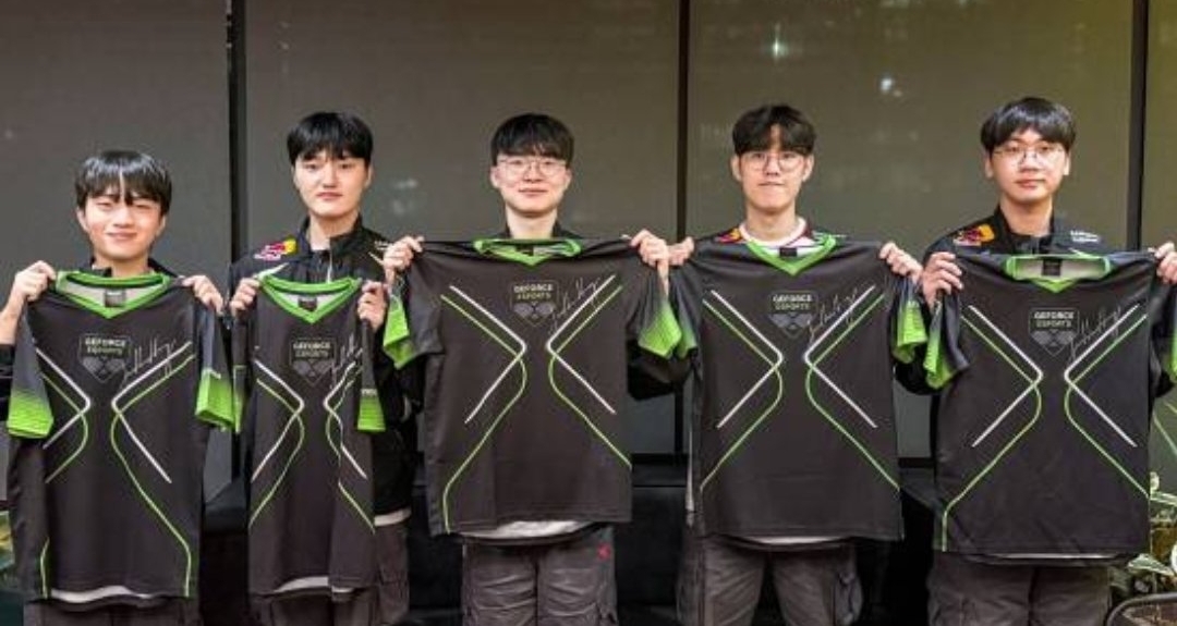 黄仁勋赠T1全队签名英伟达战袍，Faker难掩笑意