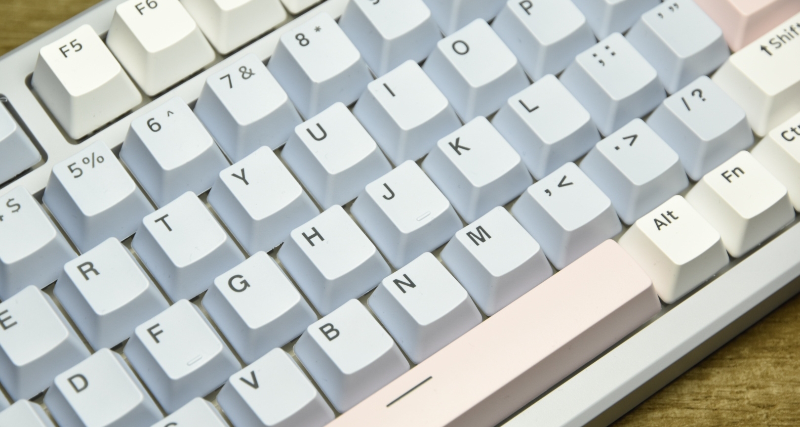 给键盘开舱门？还有触发超快轴体，雷柏V700DIY-98使用测评