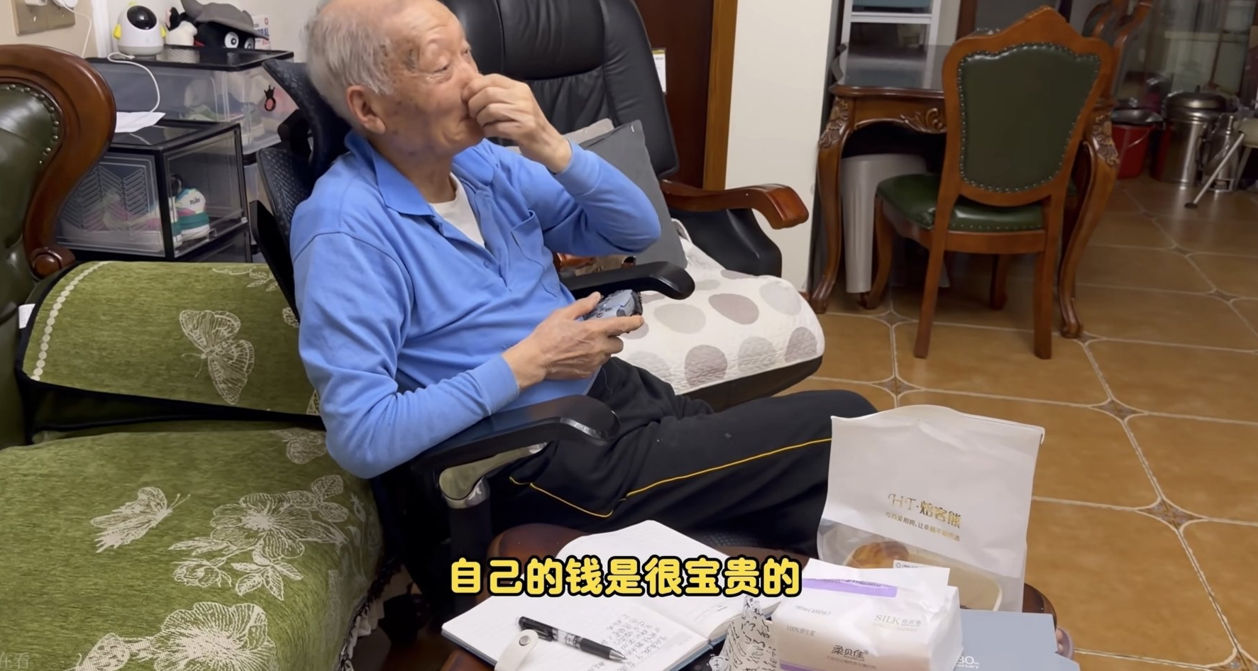 91岁杨老头通关《生化危机9》三周目，好几百块必须玩透