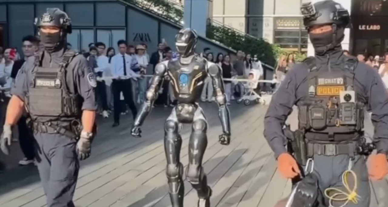 五一假期的“机器人交警”居然会让外国人觉得隐私空间减少了？！